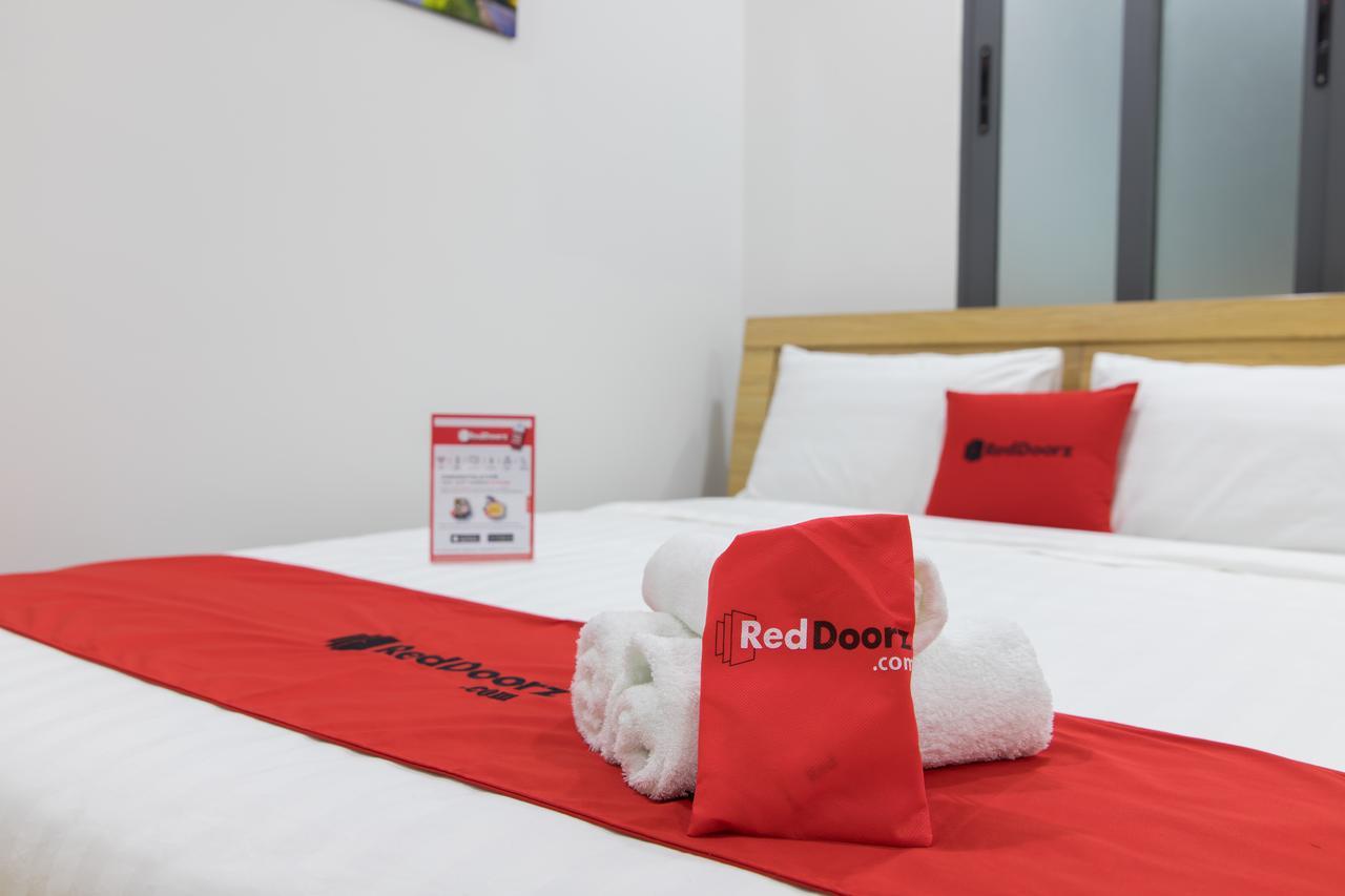 Reddoorz Premium Near E-Town Hotel Ho Chi Minh City Exterior photo